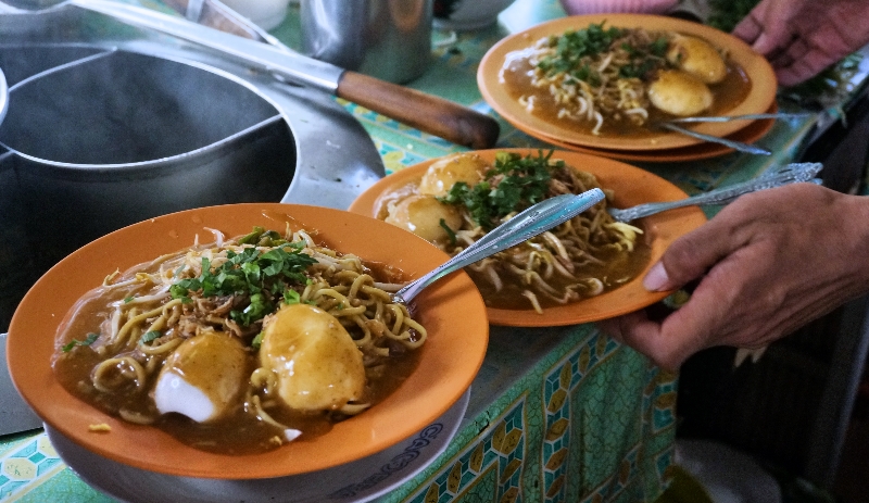 Kopi Botak: Santai di Jant
